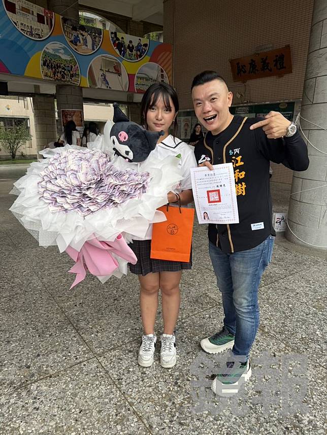 廖姓女國中生透露，現金花束總共使用88張2000元鈔票，光是鈔票金額就達17.6萬元，附上一隻酷洛米絨毛娃娃，製作費約5千元。畫面授權threads lfouiku_1201