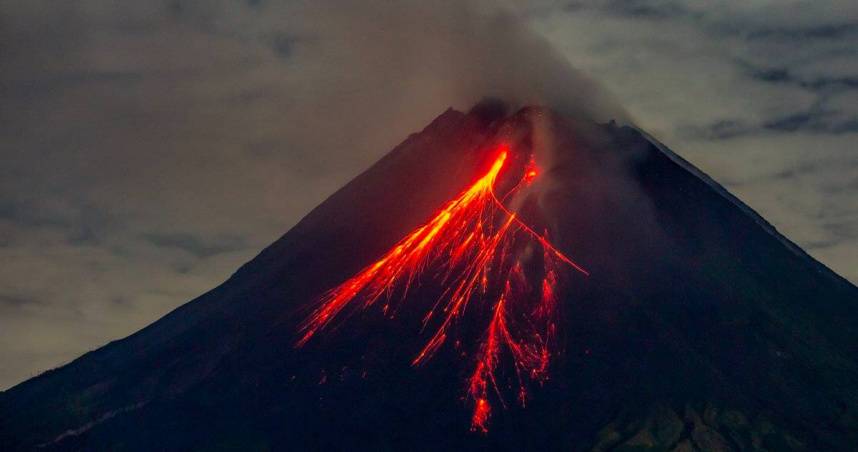 A volcano in eastern Indonesia erupted in the dark night and fireballs fell from the sky “The town was attacked” and at least 10 people were killed |