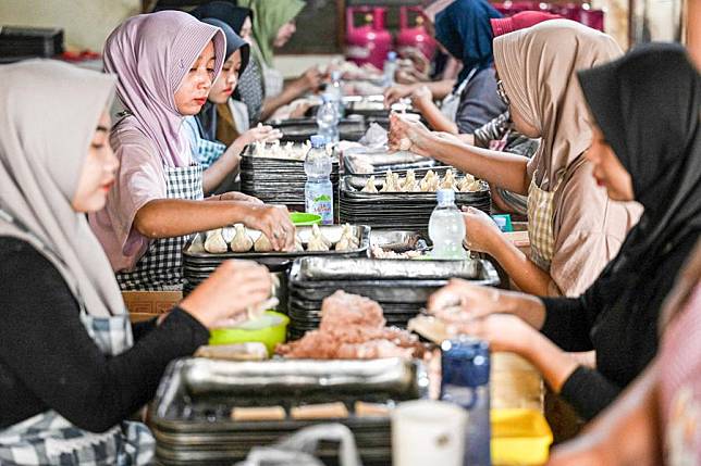 Workers make dim sum at a workshop in South Tangerang, Banten Province, Indonesia, Jan. 14, 2025. (Xinhua/Agung Kuncahya B.)