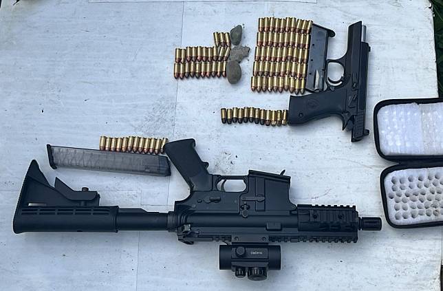 警方起出一把仿柯特九毫米衝鋒槍、仿以色列製俗稱「小沙漠之鷹」的ＩＷＩ傑里科手槍及八十五發子彈、十二發達姆彈等。（記者陳金龍翻攝）