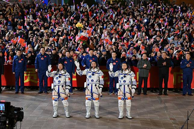 Chinese astronauts Cai Xuzhe &reg;, Song Lingdong &copy; and Wang Haoze attend a see-off ceremony at the Jiuquan Satellite Launch Center in northwest China on Oct. 30, 2024. (Xinhua/Li Zhipeng)