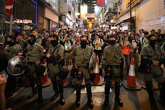 Police officers block a road in Lan Kwai Fong on October 31 to prevent anti-government protests. Photo: Sam Tsang