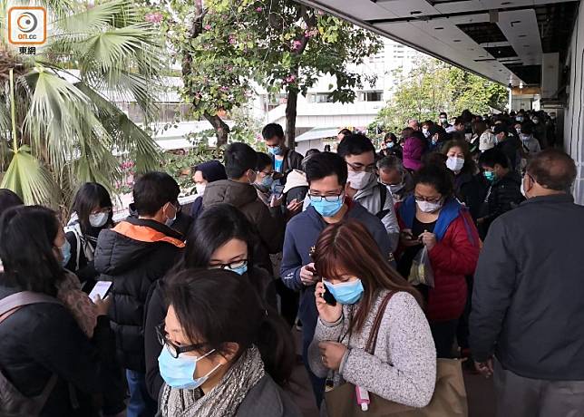 大埔超級城有逾五百人排隊輪候購買口罩。(張世洋攝)