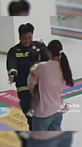 ยิ่งกว่าละคร! ภรรยาอุ้มลูกไข้สูงไป รพ. เจอสามีมากับ ลูกเมียคนอื่น  แต่รู้เหตุผลใครก็ด่าไม่ลง แถมน้ำตาซึมอีกต่างหาก (ข่าวตปท.) | สยามนิวส์ |  LINE TODAY