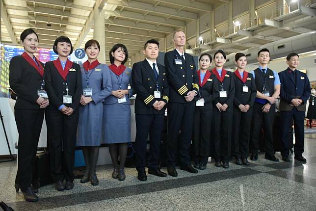 中華航空樹立職場性別平等里程碑，提供女性一線服務人員褲裝制服新選擇。 圖：孫家銘攝