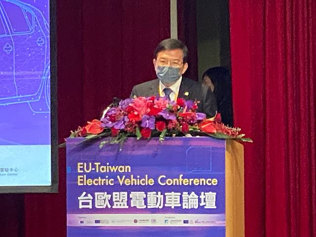交通部長王國材在「台歐盟電動車論壇」上致詞。(吳琍君 攝)
