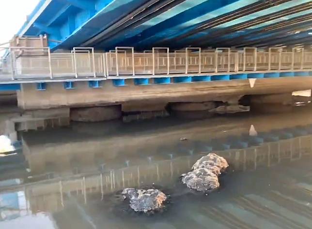 橫跨運河的臨安橋，改建後的運河河面，每至退潮時，有水泥塊浮出，容易造成船體受損，民眾希望市府改善。（記者陳銀全攝）