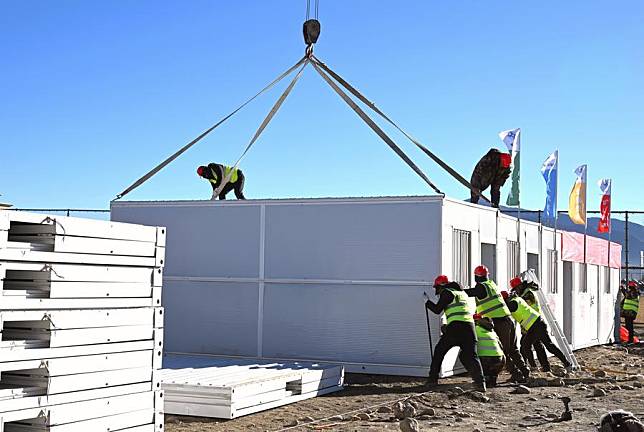 Workers build mobile houses in Quxar Township of Lnaze County in Xigaze, southwest China's Xizang Autonomous Region, Jan. 10, 2025. (Xinhua/Li Xiang)