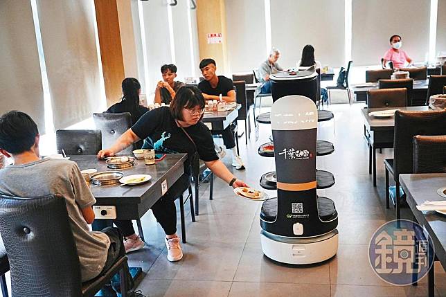 因應疫情與人才難尋，千葉餐飲集團今年引進機器人服務生，不僅可帶位，還能幫忙回收用過的杯盤。