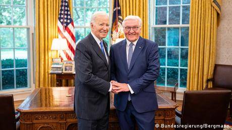 德國聯邦政府發言人發推文分享了拜登與施泰因邁爾握手的照片