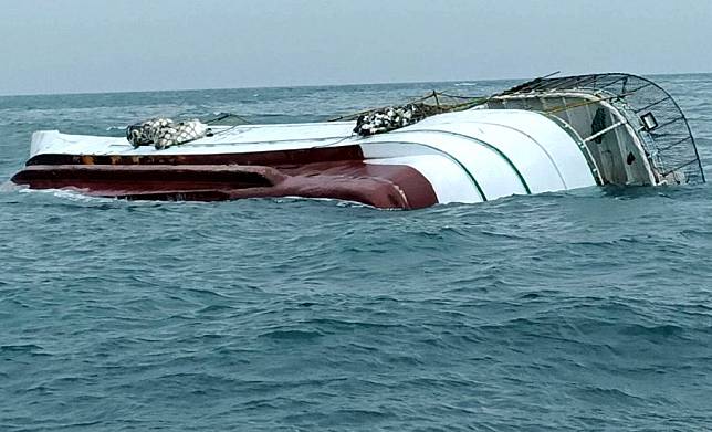 一艘高雄籍捕蟹漁船昨日清晨在嘉義外傘頂洲作業時，不慎擱淺翻覆。（記者陳金龍翻攝）
