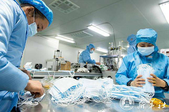 คนงานจีนเร่งผลิต ‘หน้ากากอนามัย’ ต่อเนื่อง 24 ชั่วโมง