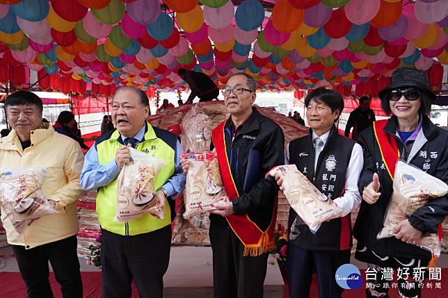 澎湖龍門觀音宮祈福大米龜分送　共享愛心關懷弱勢