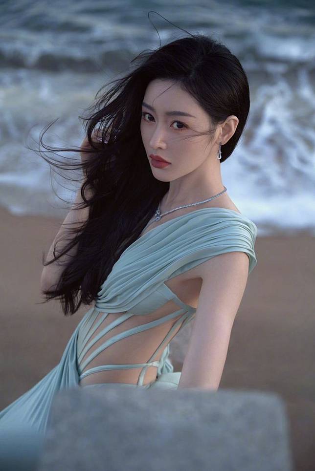 นักแสดงสาวสวยตะลึงในลุคพรมแดง