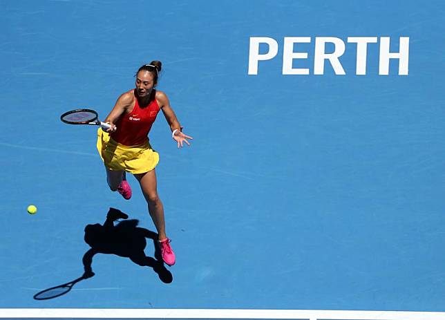 Zheng Qinwen of China competes in the women's singles against Marketa Vondrousova of the Czech Republic at the 2024 United Cup group E in Perth, Australia, on Dec. 30, 2023. (Photo by Zhou Dan/Xinhua)