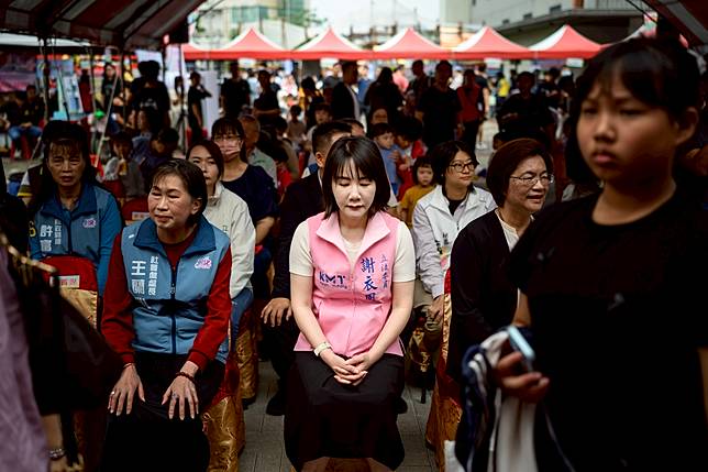 4月3日彰化縣鹿港鎮舉辦兒童節「動物派對」，當時國民黨尚未決定彰化縣長參選人，積極爭取提名的謝衣鳯獨自前往現場，爭取與北彰化居民、地方基層互動。旁邊身穿黑衣者為彰化縣長王惠美。（攝影／黃世澤）