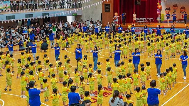 宜蘭市「市幼盃親子運動會」在縣立體育館登場，小小運動員隨著音樂跳起大會操、親子律動操。（宜蘭市公所提供）