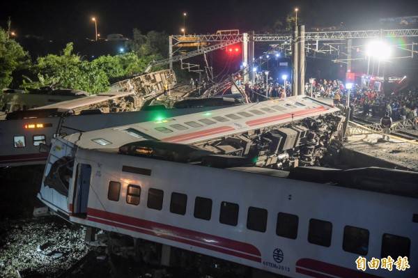 台鐵普悠瑪列車發生嚴重死傷意外，造成百餘傷亡。(記者黃耀徵攝)