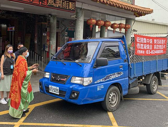 花蓮縣環保局舉辦「紙錢收運專車」淨車儀式，委請法師進行誦經、除穢。(記者林有清攝)