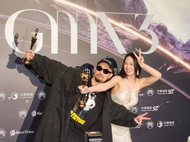 MC HotDog熱狗(左)與孫盛希(右)摘下最佳華語男、女歌手獎。(江昭倫 攝)