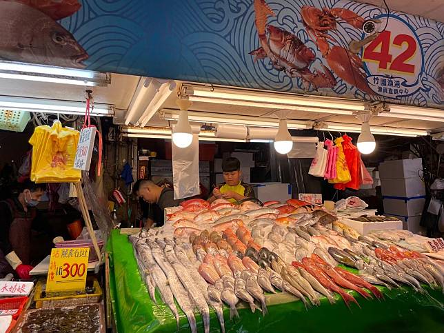 「竹圍漁港魚貨直銷中心」及「永安漁港觀光漁市」內的魚貨業者，已開始準備增加魚貨產品供應量。圖：農業局提供