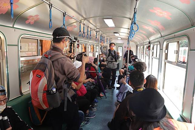 遊客開心搭乘神木線列車。（記者湯朝村翻攝）