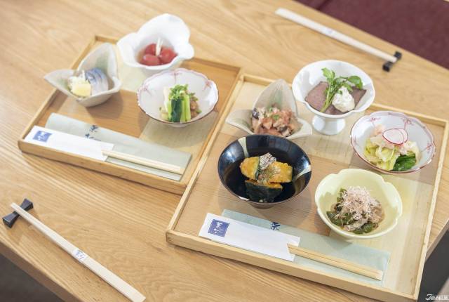 
<p>建議大家可以從「三色拼盤套餐（おばん菜3種盛り合わせ）」或「五色拼盤套餐（おばん菜5種盛り合わせ）」，從12種配菜料理中自由選出三種或五種組合，除此之外也有需多單點的燒烤、海鮮、甜品等等，超級豐盛。</p><p>
</p><p>
</p><p>
<b>菜な（NANA）</b></p><p>
營業時間：午餐 11:00 - 16:00 晚餐 17:00 - 11:00</p><p>
店鋪位置：RESTAURANTS AVENUE 4F</p><p>
<a href=