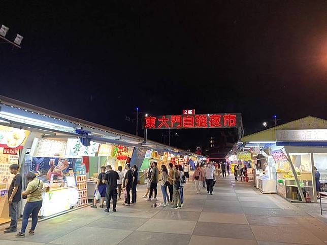 花蓮縣政府26日表示，東大門夜市用地目前為道路兼廣場、停車場用地，並依花蓮縣建築管理自治條例規定，取得臨時性使用執照及臨時建築物使用許可證， 2021年5月10日經都市計畫委員會議同意展延至2027年5月15日，用地及使用執照均為縣府依相關程序及法令取得。圖為東大門自強夜市晚間人潮。 中央社記者李先鳳攝 111年10月26日  
