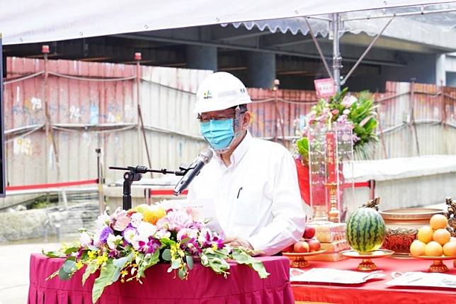 台北市長柯文哲20日出席二殯二期整建工程新大樓屋頂層上梁典禮。（台北市政府提供）