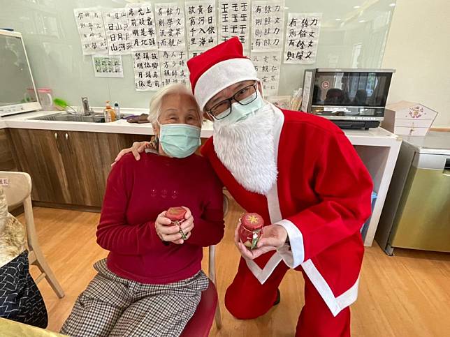 大同醫院研發「銀養布丁」，傅尹志院長裝扮成聖誕老人，將布丁分送到長輩的手中。　（記者王正平攝）