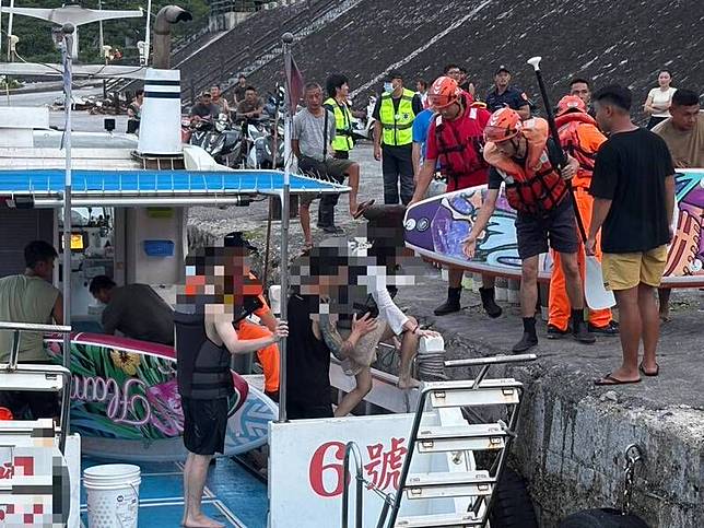 6名立式划槳玩家受困中寮港外海約300公尺處，民間漁船「海鷹6號」前往馳援。第一三岸巡隊提供