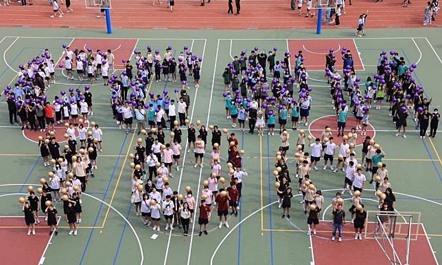 家齊高中動員三百人排出「ＣＣＳＨ１００」字樣，慶祝學校百歲生日。（記者施春瑛攝）