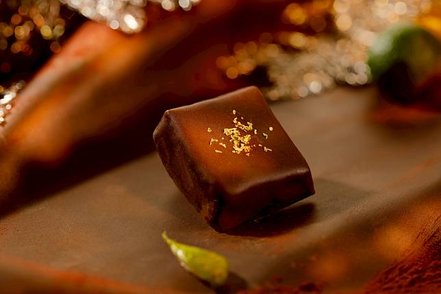 此外，獲得銀牌獎以全球僅存3％稀有可可豆、小於0.1 cm極薄外殼的「松露巧克力」，薄如羽翼的外殼放入口中瞬間化掉，隨之像破繭而出的柔滑內餡包覆在舌蕾間，前味，中味，後味，層層綻放，幸福無比。而將台灣四季鮮果用法式工藝，幻化為法式水果軟糖向來是Q sweet 的堅持，其中夾入獨家法式軟糖的「金桔之島」法式夾心巧克力，以及「台灣桑椹」兩款台灣味十足的白巧克力大賞，雙雙勇奪銅牌獎。