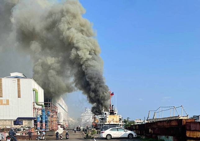 高雄旗津船舶大火黑煙竄天際，18輛消防車41人趕往灌救。(民眾提供)