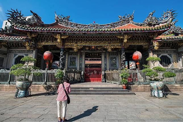 台北市警萬華分局預估今年會有不少民眾到龍山寺參拜，因此宣布從1月22日起至26日止實施交通管制。   圖：翻攝自交通部觀光局網站