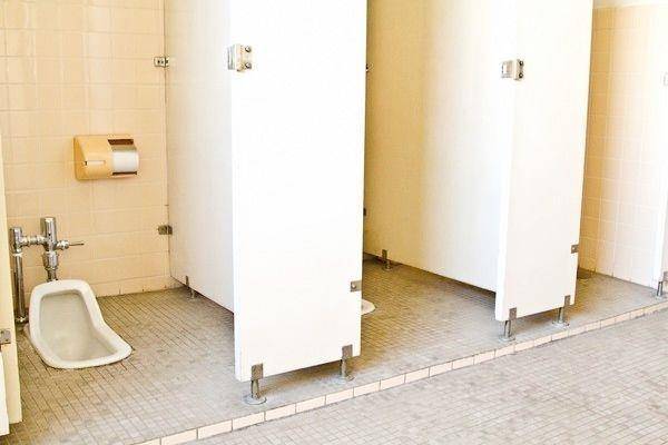 蹲式廁所尿液外漏，其實是有難以啟齒的原因。（圖片來源／pakutaso）