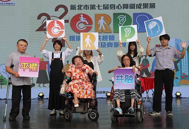 新北市身心障礙成果展昨登場，中華關愛身障者協會透過誇張話劇 呼籲社會尊重差異、機會均等、全面參與。　（記者吳瀛洲攝）