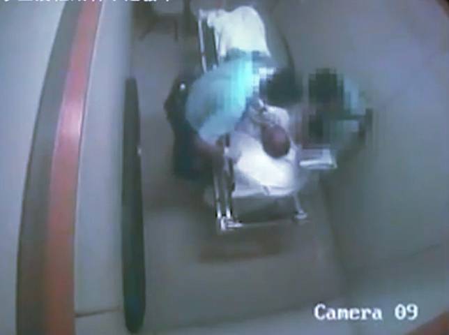 警員涉在醫院毆打被扣留男子。林卓廷提供影片截圖