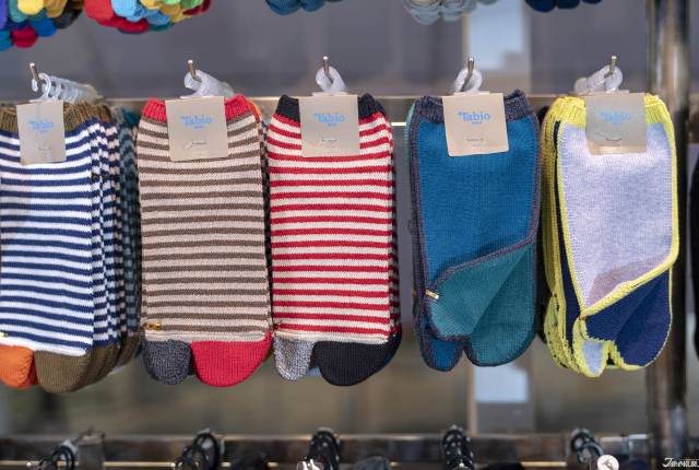 
<p>當然隱形的款式也有的，男生們當然也能挖到寶！</p><p>
</p><p>
<b>靴下屋</b></p><p>
營業時間：10:00 - 21:00</p><p>
店鋪位置：西館 2F</p><p>
<a href=