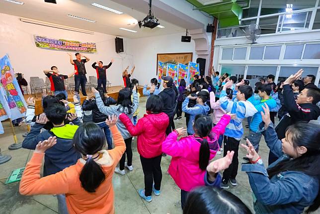 每年辦理的圓夢基金體驗營活動讓高中國中國小得獎生齊聚一堂共同學習，圖為資料照。（新北市教育局提供）