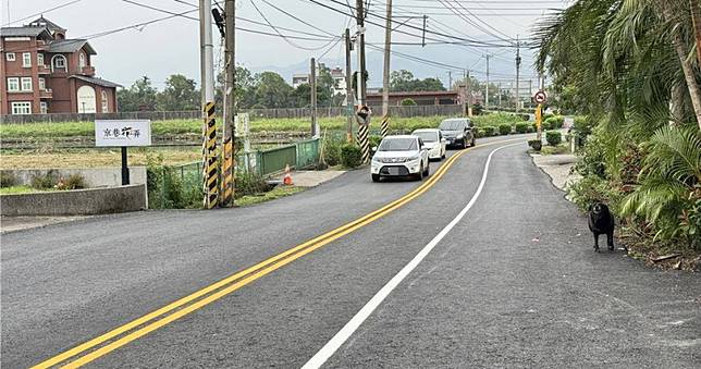 這線畫得正常嗎？宜蘭冬山驚見「超窄汽機車道」　網看傻眼：考照路線喔