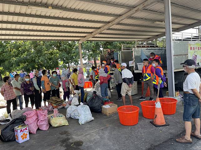 南市環保局即日起在麻豆、歸仁及六甲區，新增五處兌換據點，民眾可持資源回收物兌換有機培養土。 （環保局提供）