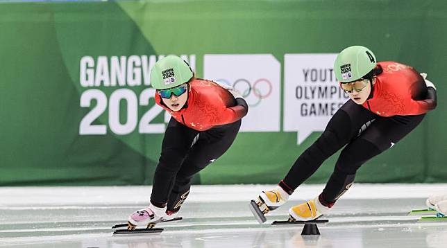 Li Jinzi ® and Yang Jingru in action during the short track speed skating women's 1,000m final at the 2024 Gangwon Winter Youth Olympics at Gangneung, South Korea on Jan. 21, 2024. (Xinhua/Yao Qilin)