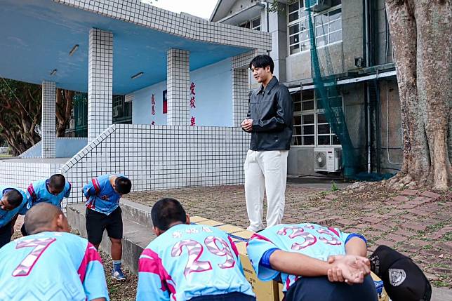 張峻瑋回饋母校。（圖／帕菲克運動行銷提供）