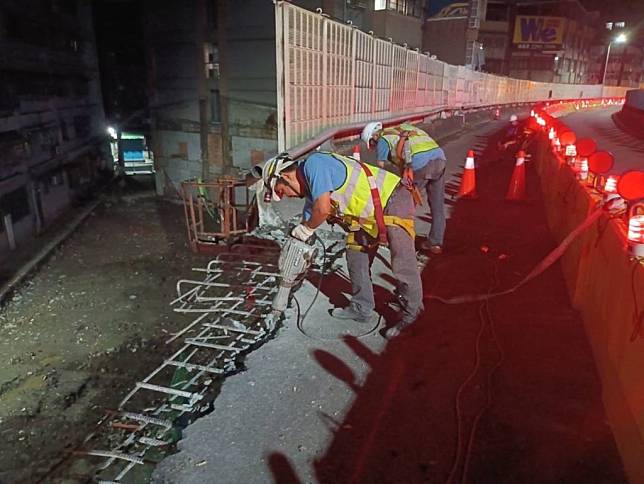 台1線高架於8月20日清晨在三重區重安街上方遭拖板車撞擊嚴重受損後，新北市政府養工處當天即刻日夜趕工進行修復工程，希望在10月2日前完成並恢復通行。（新北市工務局提供）