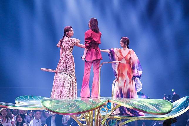 第30屆金曲獎上S.H.E登上花式舞台帶來夢幻的演出。記者林伯東／攝影