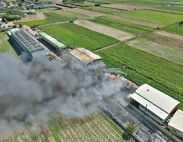 空拍機拍下濃煙隨著西風向安定、七股、佳里、西港飄散。台南市消防局提供