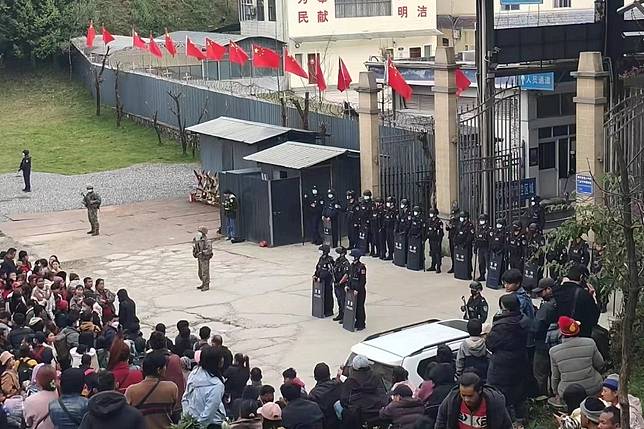 緬甸內戰持續4年，許多難民為躲避戰火逃至中緬邊境。圖為中緬邊境的騰衝口岸。（取自X平台）