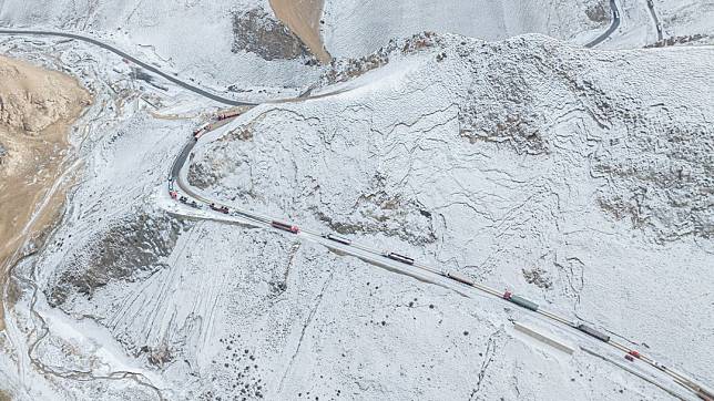 新疆葉城縣有道路積雪