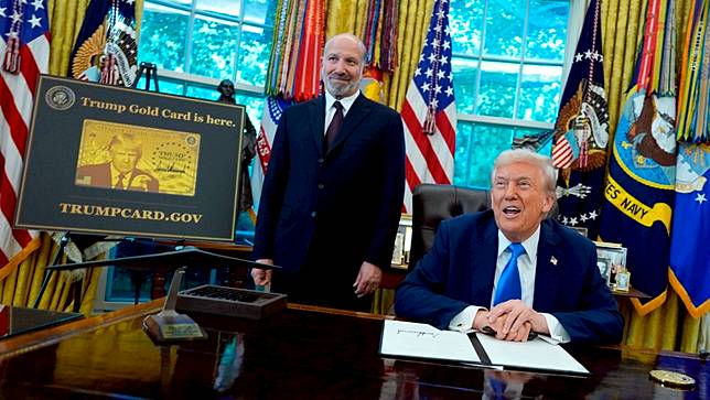 美國總統川普（右）、商務部長盧特尼克（左）去年在白宮說明「川普金卡」，每張100萬美元，可快速取得美國居留權。美聯社
